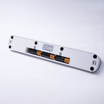 Rückseite eines Mini-Leuchtboards mit Batteriefach und eingesetzten Batterien.