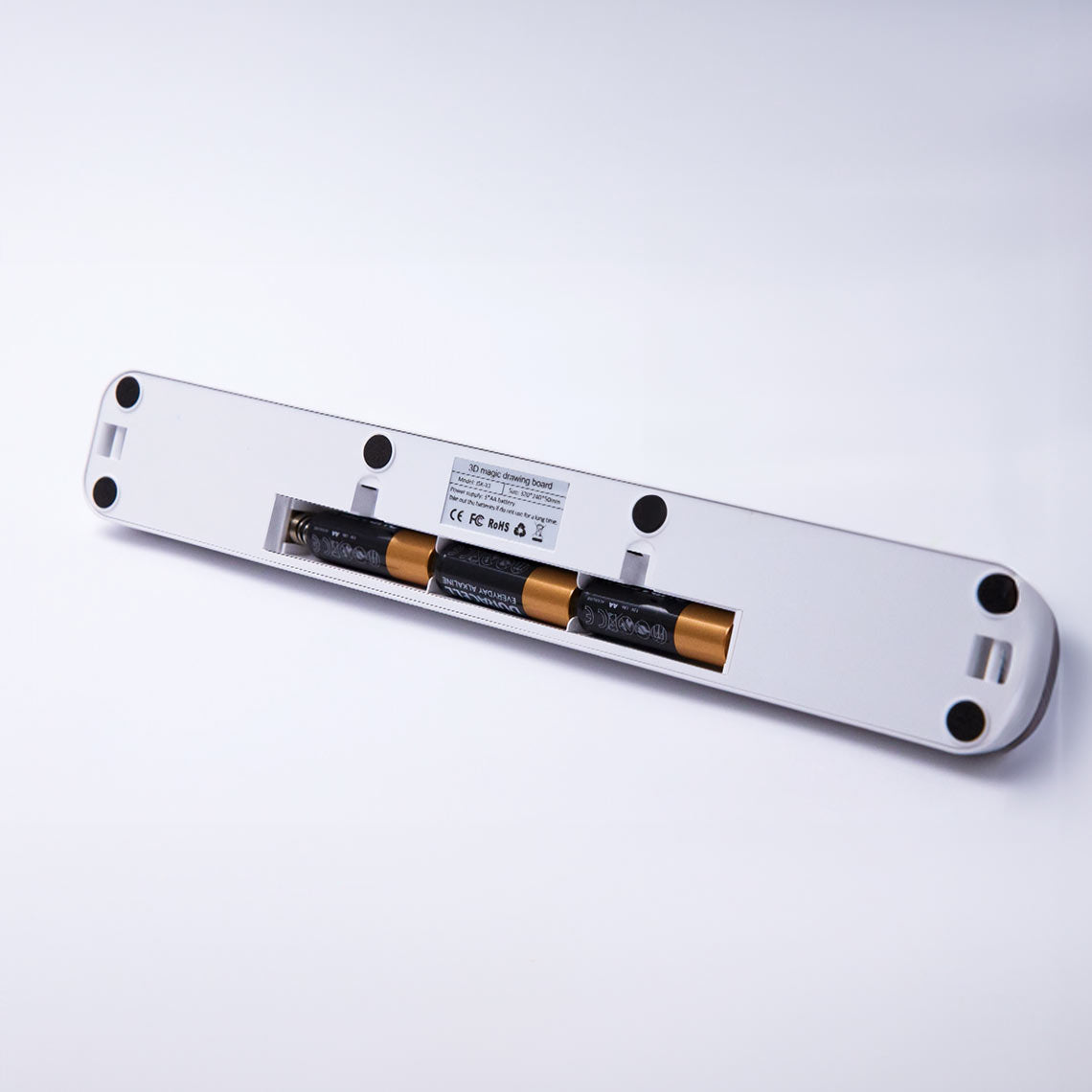 Rückseite eines Mini-Leuchtboards mit Batteriefach und eingesetzten Batterien.