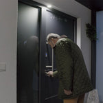 HandyLUX TopBright leuchtet den Eingangsbereich aus – mehr Sicherheit und Komfort bei Dunkelheit.