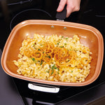 Käsespätzle mit Röstzwiebeln werden goldbraun in der Livington Black Doubletta auf dem Induktionsfeld zubereitet.