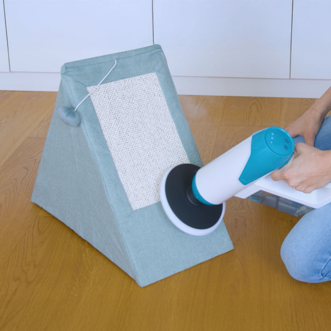 Person säubert ein Tierzubehörteil mit dem Livington SteamBuddy – ideal für gründliche und schonende Reinigung von Haustierutensilien
