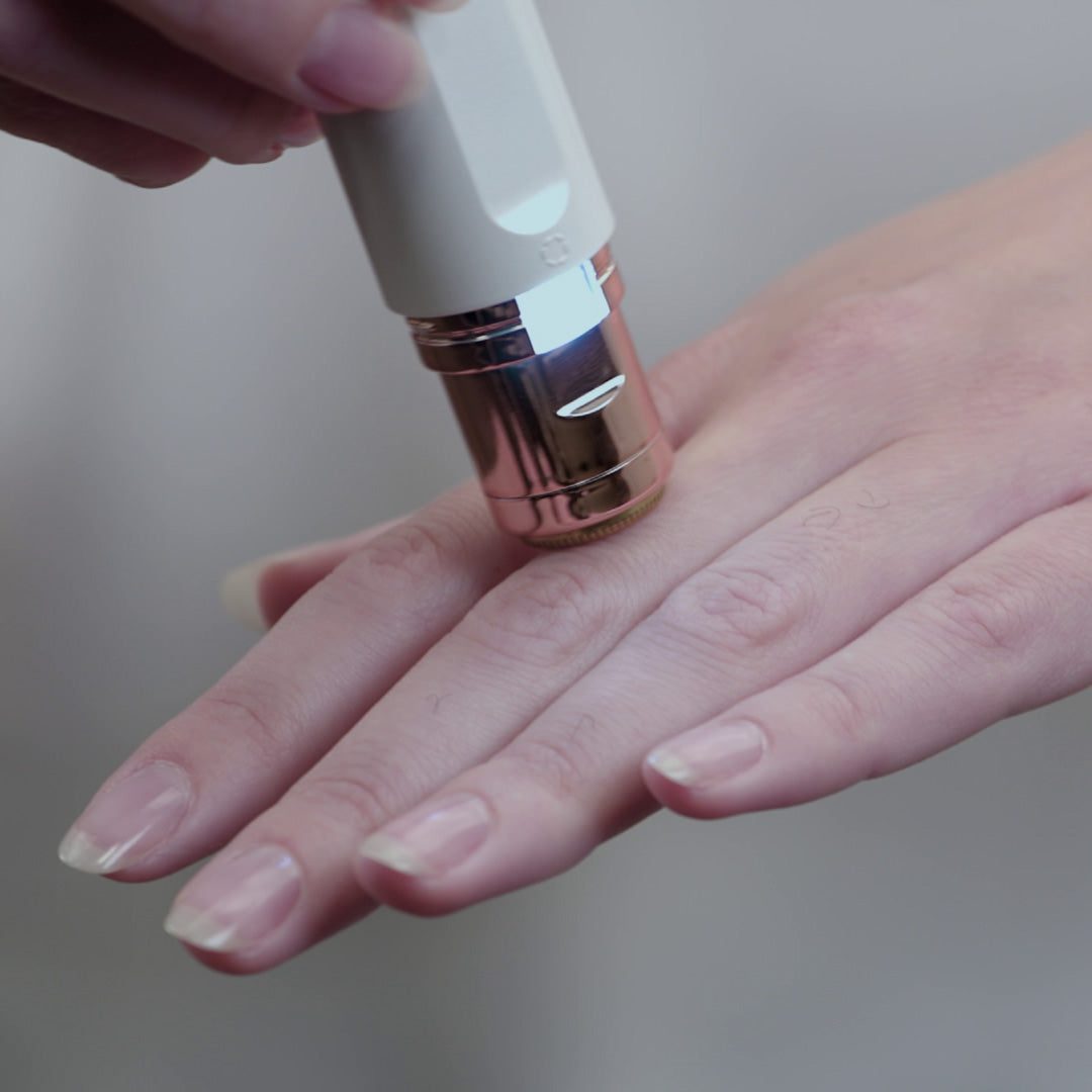 12_RoxyShavingDuet_Hand.jpg