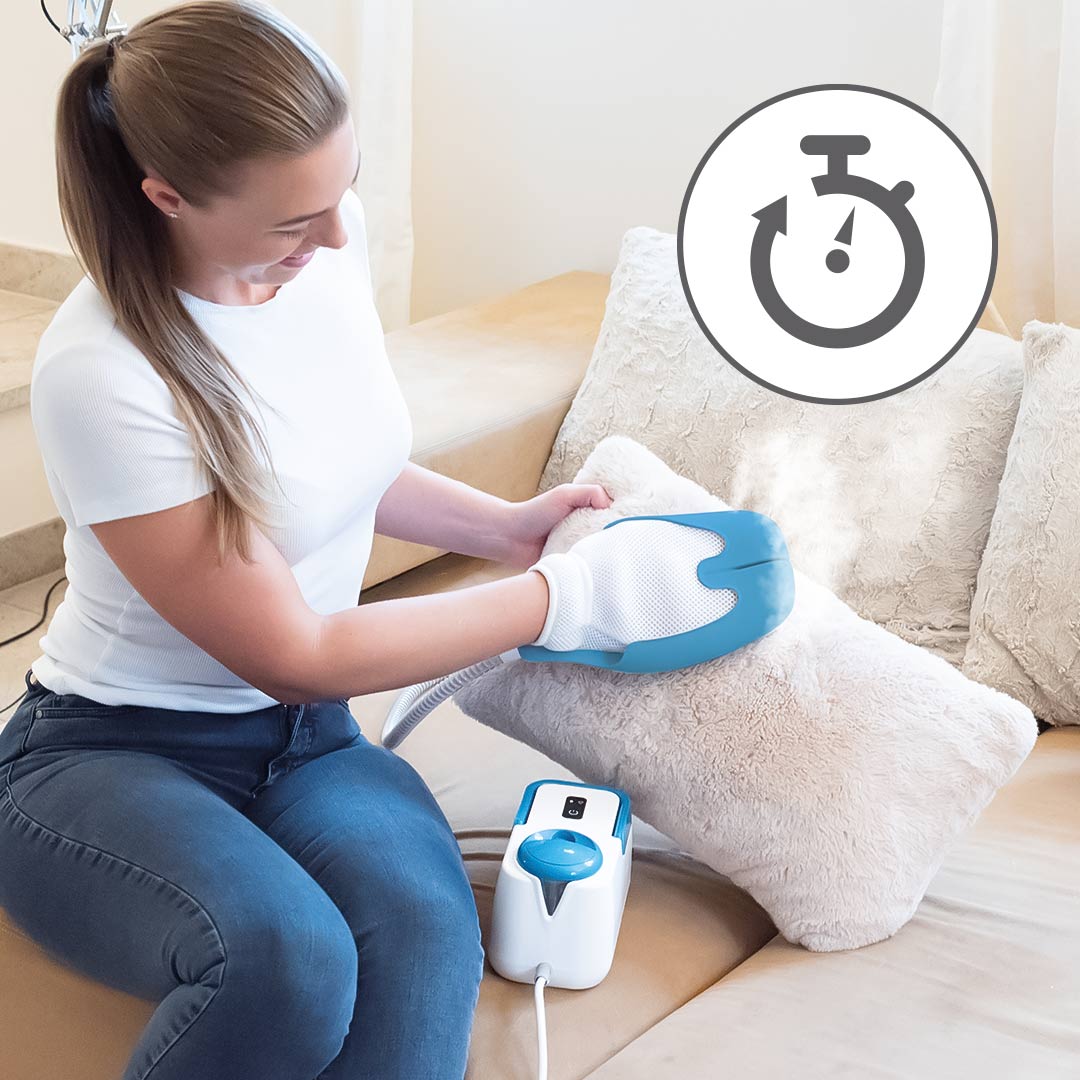 Eine Frau dampfreinigt ein Kissen mit dem Livington SteamTouch – schnell und hygienisch.