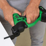 Hammersmith Multitool im Einsatz beim Sägen – exakte Ausschnitte in Holz und Plattenmaterial dank oszillierendem Aufsatz.