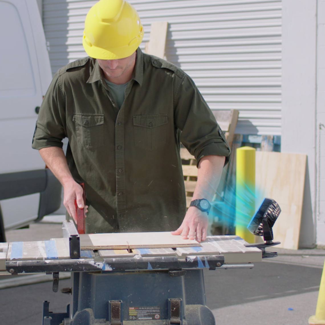 Livington GoFan sorgt auch auf der Baustelle für angenehme Abkühlung – flexibel und robust einsetzbar.