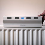 Livington SmartAir Heater wird auf einem Heizkörper angebracht, das Display zeigt 34,4 °C.