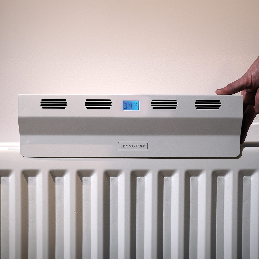 Livington SmartAir Heater wird auf einem Heizkörper angebracht, das Display zeigt 34,4 °C.