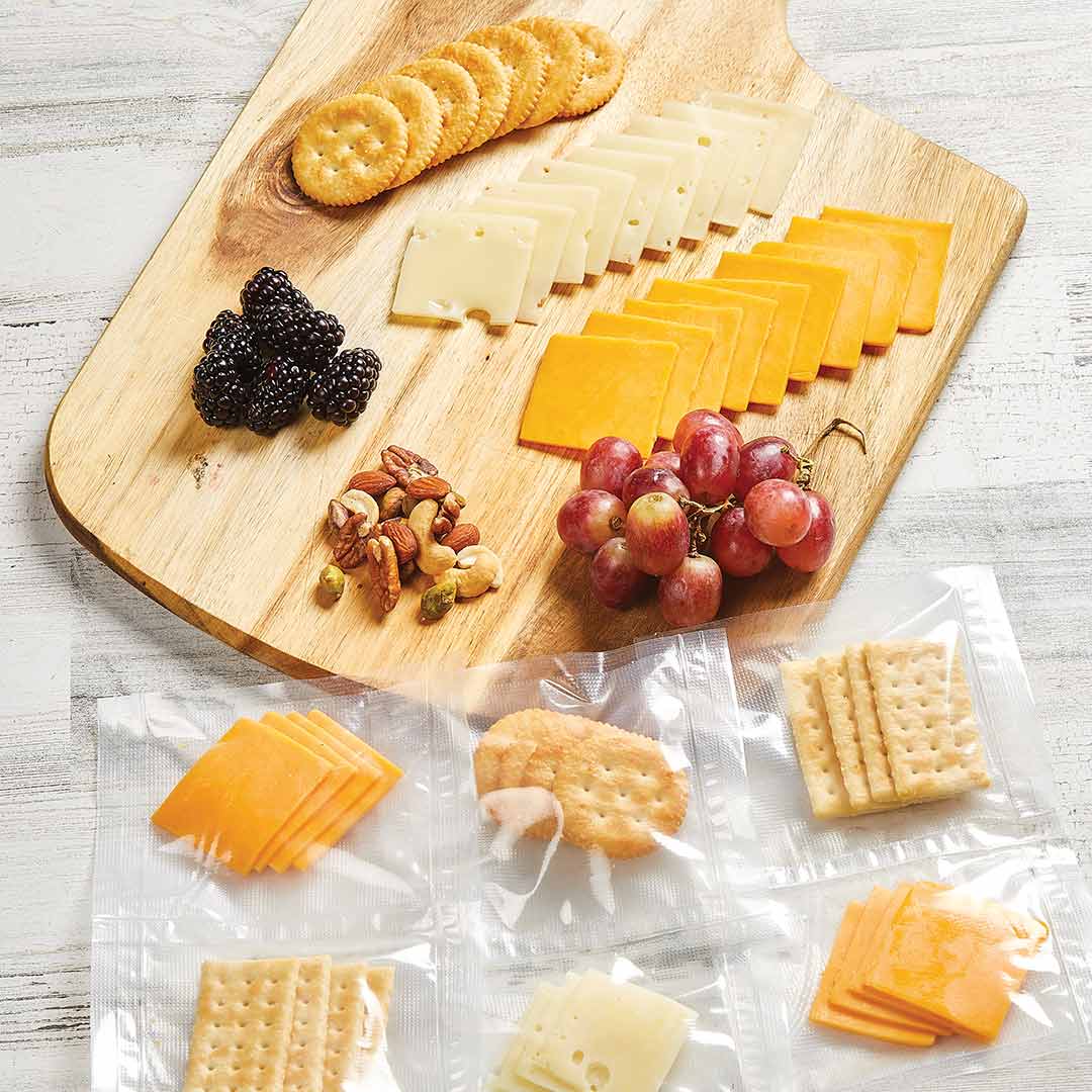 Snacks wie Käse und Cracker werden mit dem PowerXL Duo NutriSealer portionsweise vakuumverpackt.