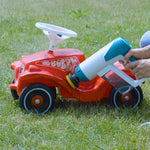 Livington SteamBuddy wird verwendet, um ein rotes Kinderfahrzeug zu reinigen – entfernt Schmutz und lässt Spielzeug wieder glänzen