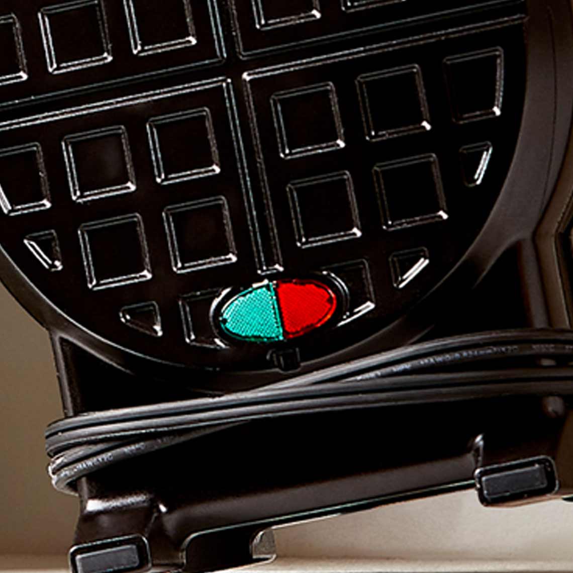 PowerXL Waffle Star mit Kontrollleuchten – grün für „bereit“, rot für „backt“.