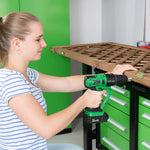 Frau nutzt das Hammersmith Multitool zum Befestigen eines Scharniers – kabellos und einfach für DIY-Projekte.