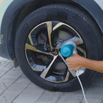 Person reinigt und poliert mit dem Livington SteamBuddy die Felgen eines Autos