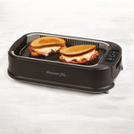 PowerXL Smokeless Grill – zwei goldbraun gegrillte Sandwiches mit Käse und Speck auf der Grillplatte.