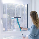 Livington Window Buddy zieht mühelos Wasser von Fenstern für streifenfreie Sauberkeit ab.