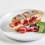 PowerXL Waffle Star – Waffelsandwich mit Frischkäse-Kirschfüllung, dekoriert mit Himbeeren und Minze.