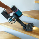 Ein Akkusauger mit LED-Bürste reinigt komfortabel eine Holztreppe.