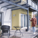 Mit dem Hammersmith HydroBlast wird eine Pergola an der Hausfassade gereinigt.