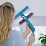 Livington Window Buddy mit flexiblem Kopfgelenk reinigt Dachfenster streifenfrei und mühelos.