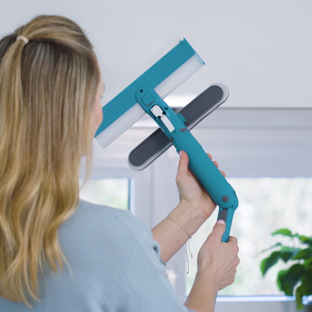 Livington Window Buddy mit flexiblem Kopfgelenk reinigt Dachfenster streifenfrei und mühelos.