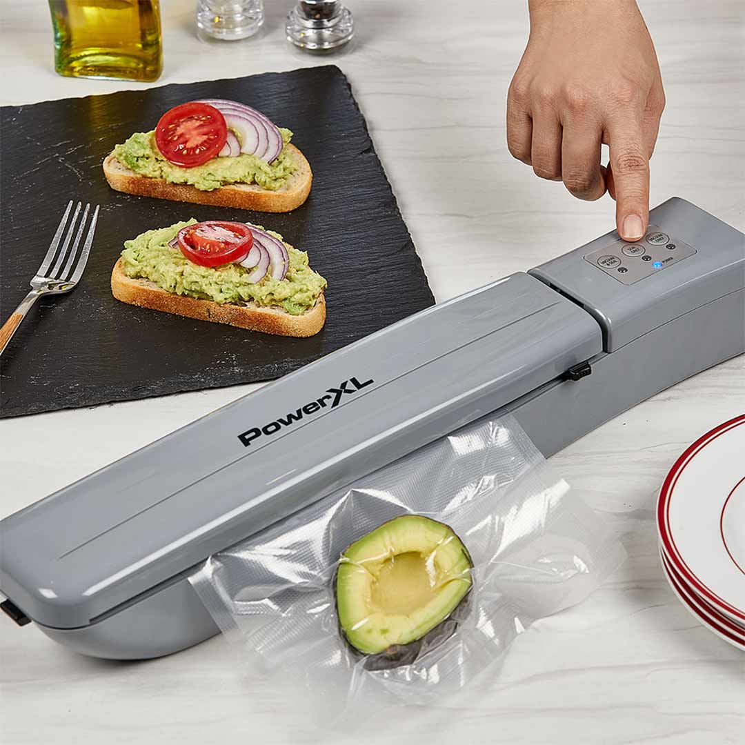 Mit dem PowerXL Duo NutriSealer wird eine halbe Avocado luftdicht verschlossen – perfekt für längere Frische.