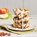 PowerXL Waffle Star – Apfel-Zimt-Waffeln mit Rosinen, gestapelt und mit süßem Zuckerguss verfeinert.