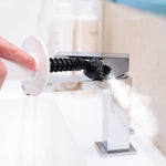 Mit dem Livington SteamTouch wird ein Wasserhahn gründlich mit Dampf gereinigt.