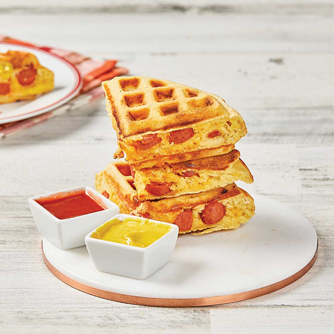 PowerXL Waffle Star – Herzhafte Waffeln mit Würstchen, serviert mit Ketchup und Senf.
