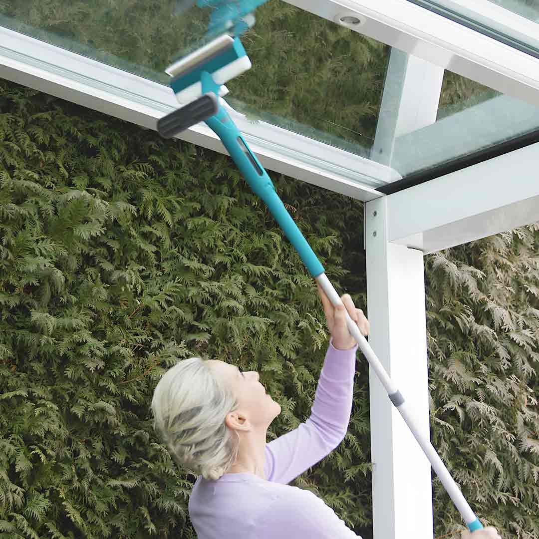 Livington Window Buddy mit flexiblem Gelenk – ideal für hohe Glasflächen und schwer erreichbare Stellen.