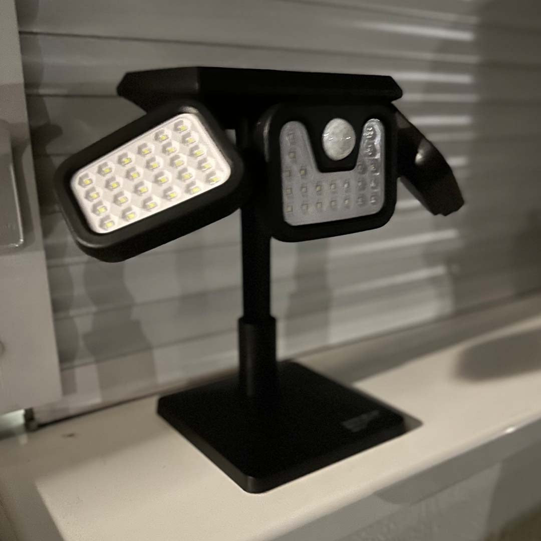Panta Trio Solar: LED-Außenleuchte mit drei Strahlern, Solarbetrieb und Bewegungssensor auf Standfuß.