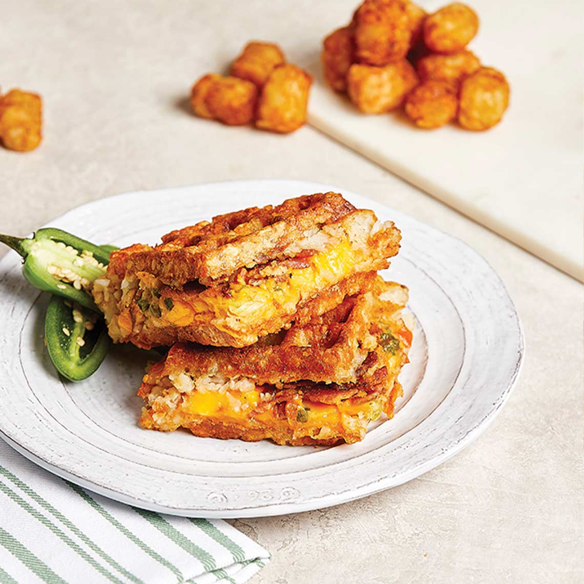 PowerXL Waffle Star – Pikante Käse-Jalapeño-Waffeln, knusprig gebacken, serviert mit Mini-Röstis.