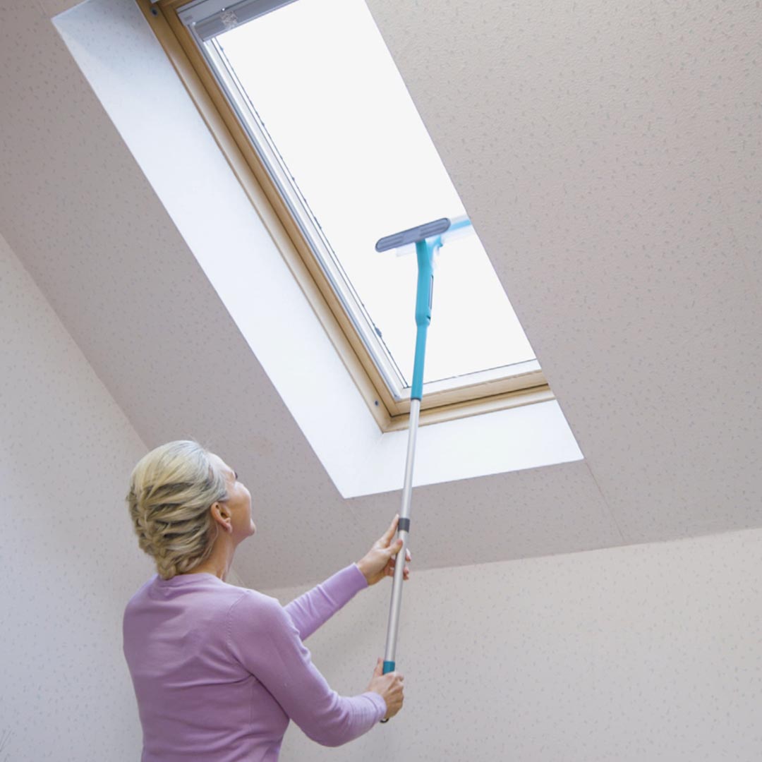Livington Window Buddy zieht Wasser streifenfrei vom schwer erreichbaren Dachfenster ab.