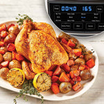 Goldbraunes Brathähnchen mit Gemüse, im PowerXL Multi Cooker bei 165 °C für 40 Minuten im Roast-Programm gegart.