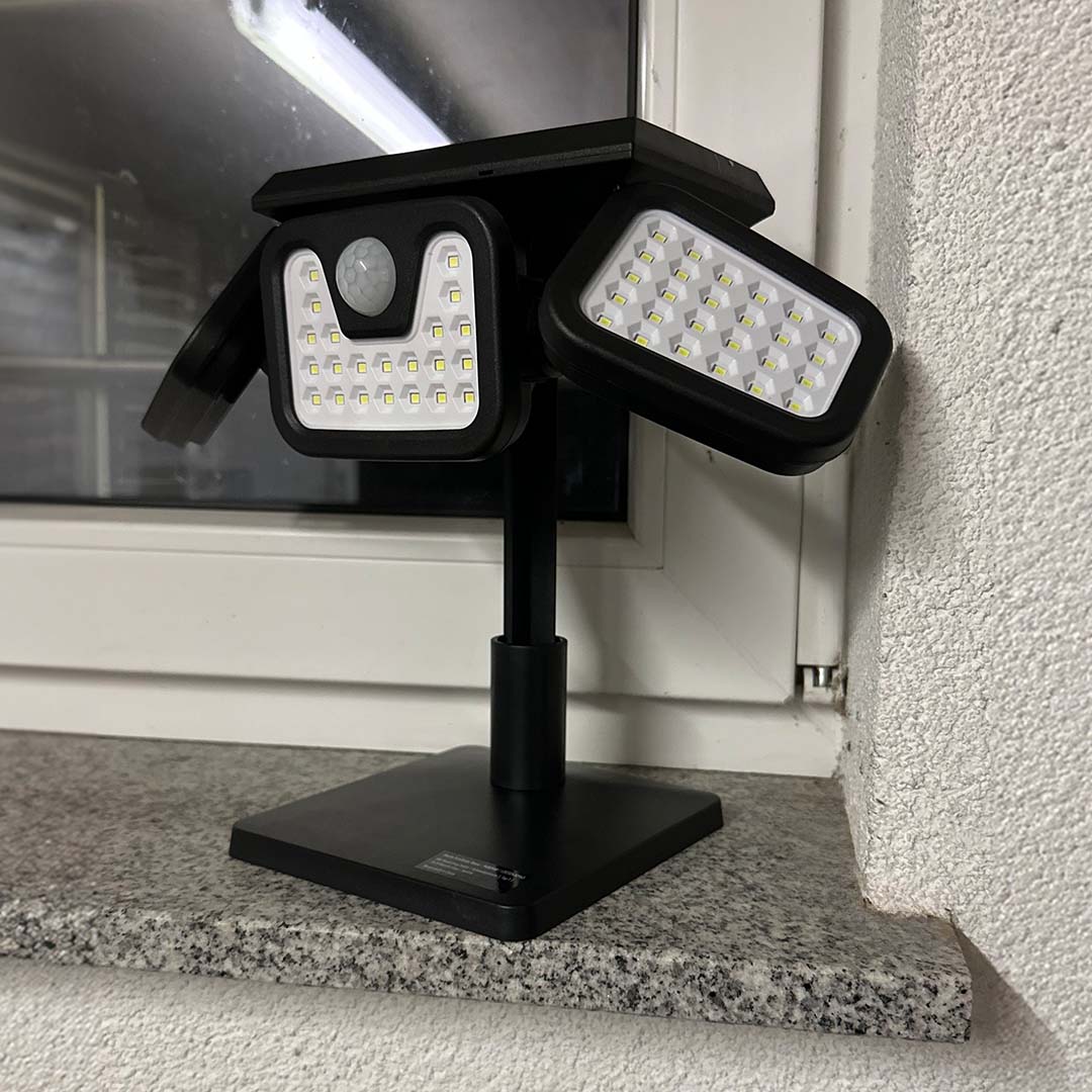 Panta Trio Solar LED-Leuchte mit 3 schwenkbaren Köpfen, Sensor, ideal zur Fenster- oder Wandmontage.