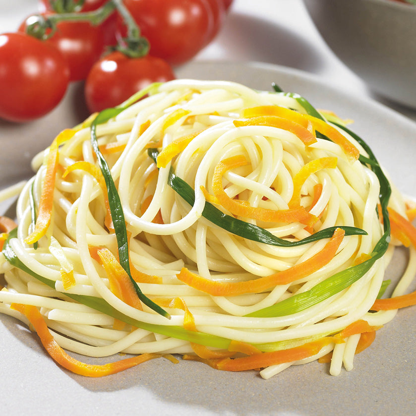 Spaghetti mit Gemüsestreifen aus Karotten und Lauch.
