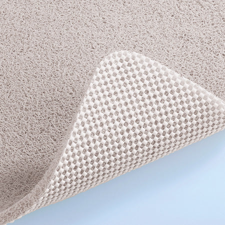 Umgeklappte Ecke der Duschmatte mit gut sichtbarer Anti-Rutsch-Unterseite und wasserdurchlässigem, weichem Material der Oberseite