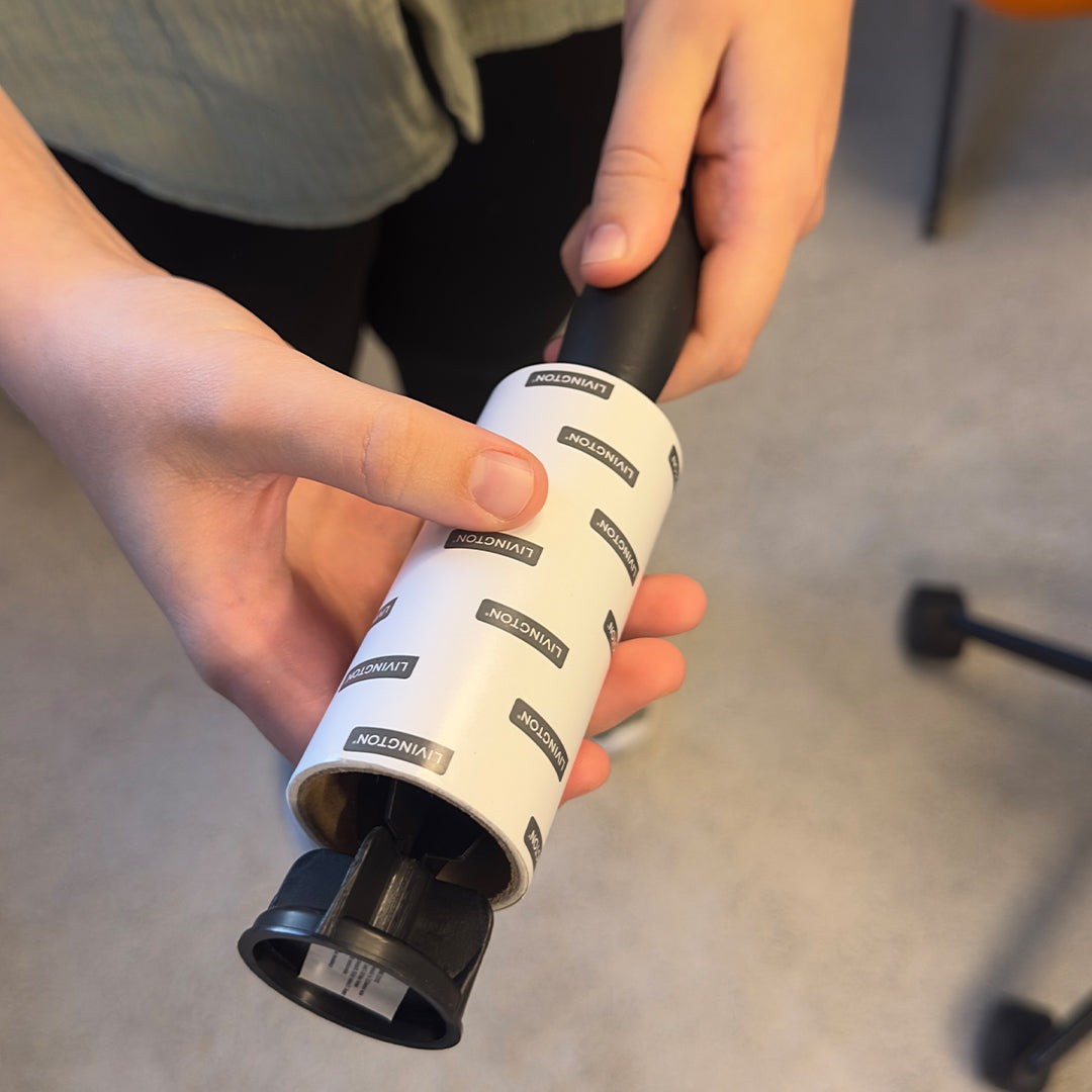 Neue Kleberolle wird auf Fusselrollenhalter aufgesetzt