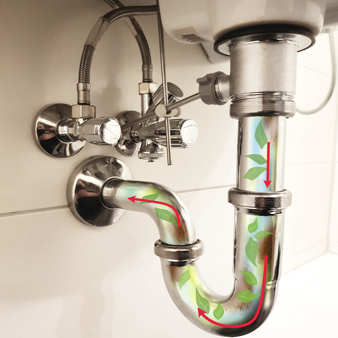 Rohr mit Abflussreiniger in Aktion – grüner Biofluss zeigt Reinigungswirkung.