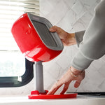 Eine Person richtet den rLivington AirVac auf einer Küchenarbeitsplatte aus und verstellt dabei den Winkel und die Höhe des Geräts