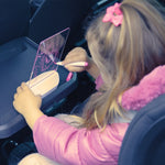 Kind zeichnet im Auto auf einem beleuchteten Mini-Leuchtboard mit einem pinken Stift.