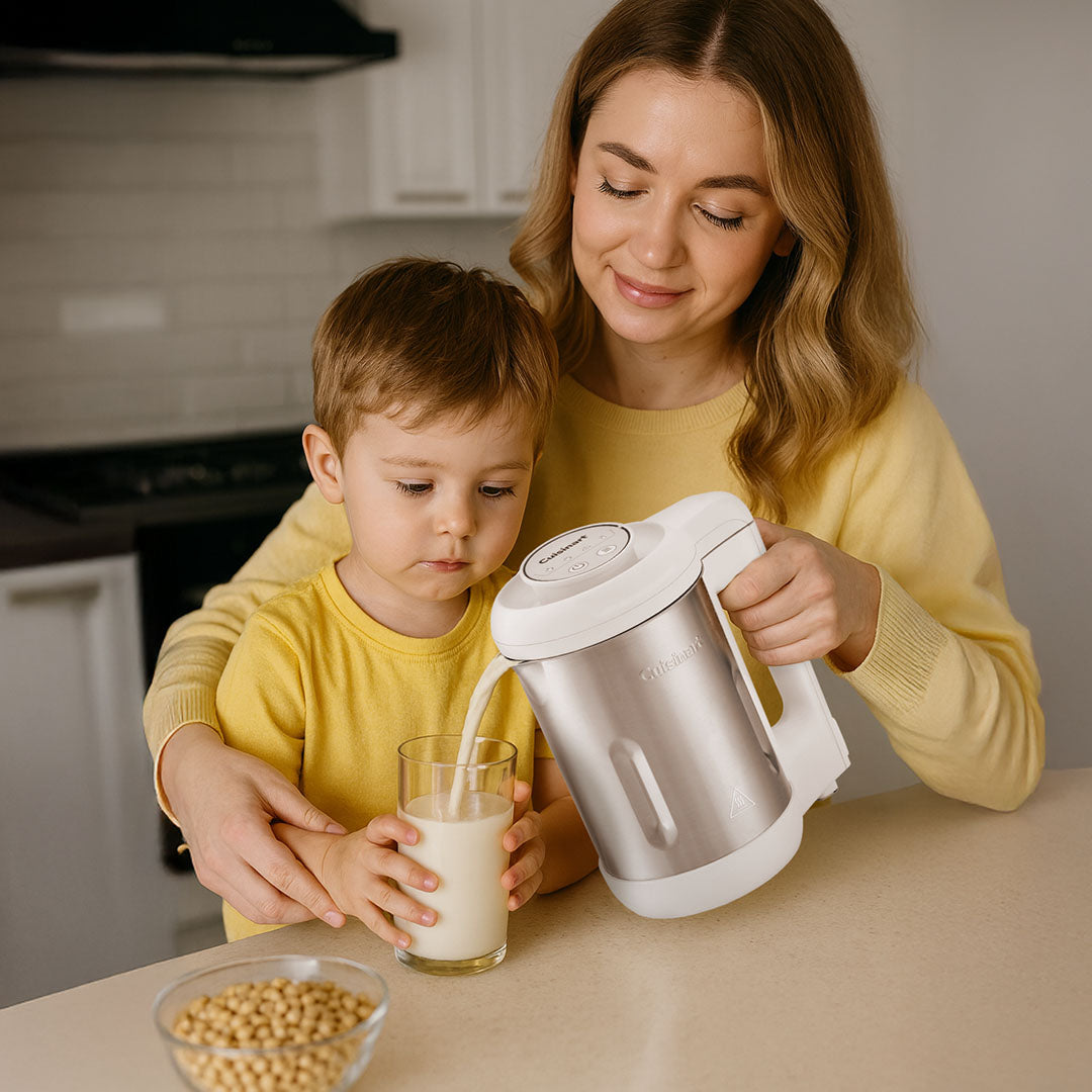 Mutter und Kind genießen frische selbstgemachte Pflanzenmilch aus dem Cuisinart NutSmart Milchbereiter.