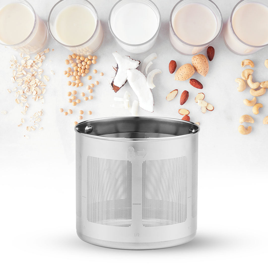 Feines Edelstahl-Sieb des Cuisinart NutSmart mit Zutaten für pflanzliche Milch wie Mandeln und Hafer.