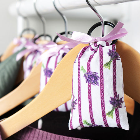 Duftsäckchen Lavendel am Kleiderbügel – verleiht Kleidung im Schrank einen angenehmen, frischen Duft.