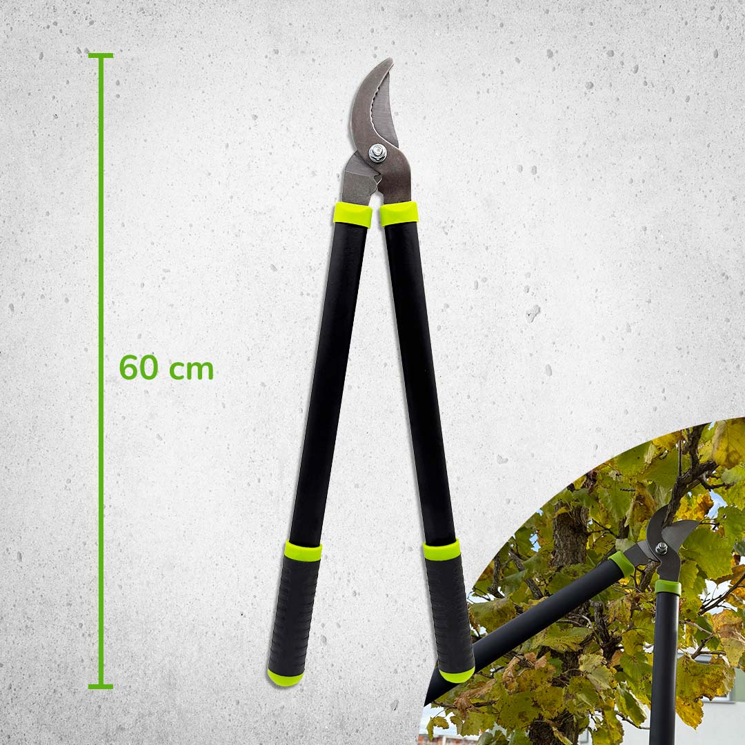 Astschere mit 60 cm Länge auf grauem Hintergrund, unten rechts im Bild im Einsatz beim Schneiden von Ästen.