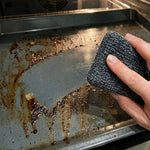 Eine Hand reinigt mit dem Livington ForeverSponge Putzschwamm ein stark eingebranntes Backblech im Ofen und hinterlässt eine saubere Fläche.