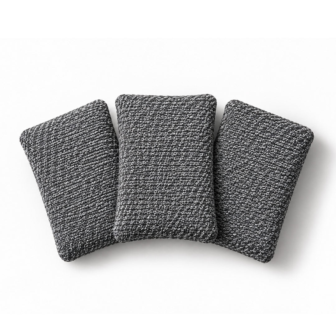 Drei graue Livington ForeverSponge Allzweckschwämme mit robuster, gewebter Oberfläche nebeneinander auf weißem Hintergrund.