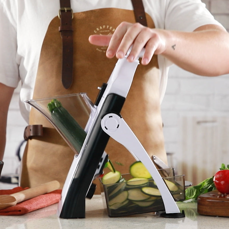 Mit dem Livington TurboCut wird eine Zucchini präzise in Scheiben geschnitten – direkt in den Auffangbehälter.