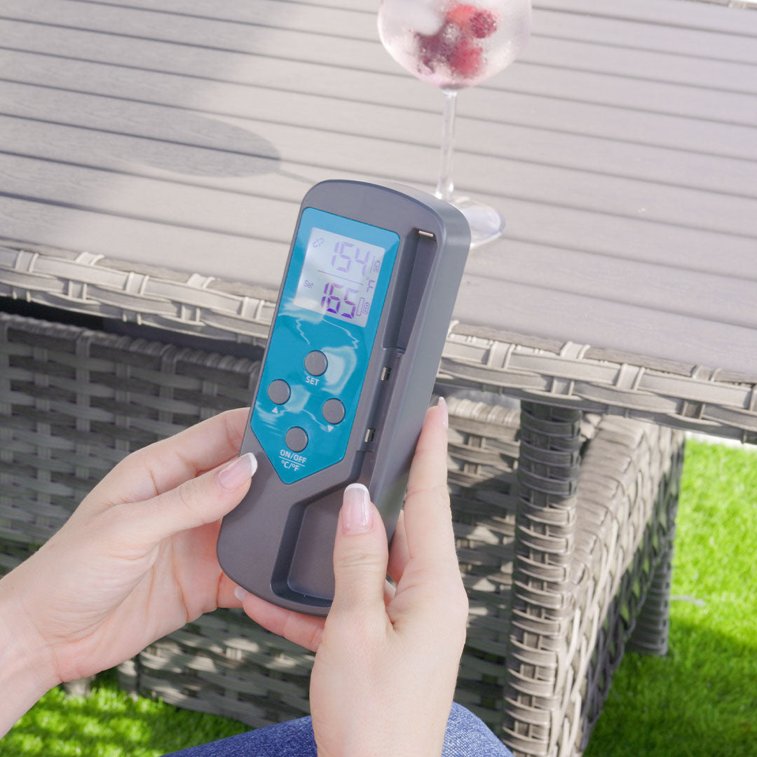 Livington SensoChef Fleischthermometer wird im Freien beim Grillen verwendet