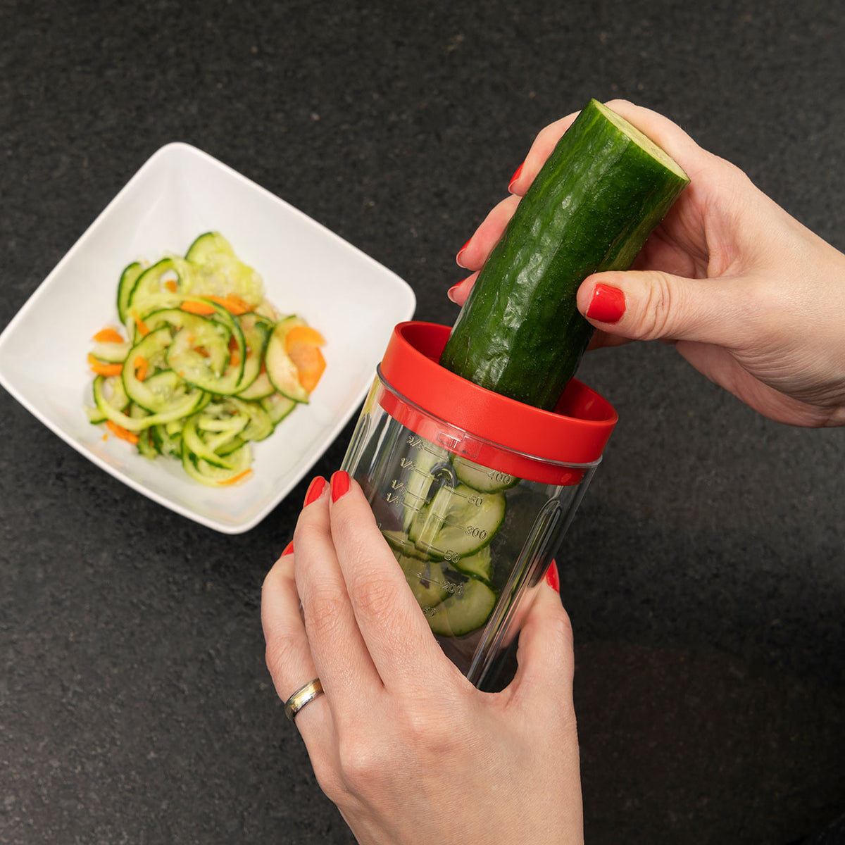 Handspirale-Schneider für frische Gemüsestreifen und Salate.