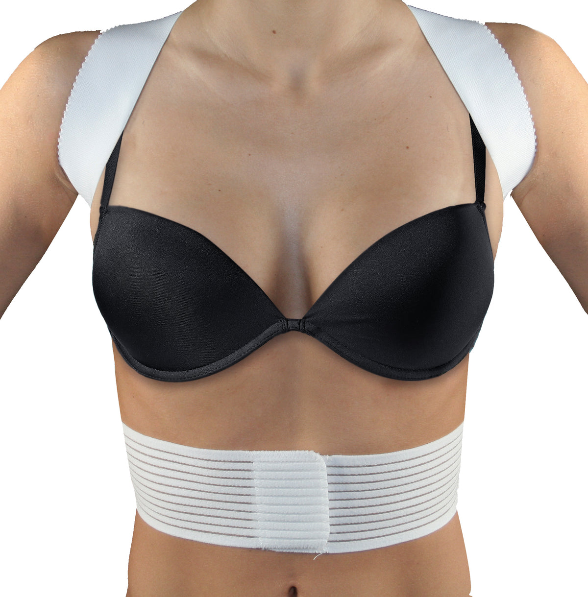 Frau trägt weißen Rücken-Geradehalter über den Schultern und um die Taille – zur Haltungskorrektur im oberen Rückenbereich.