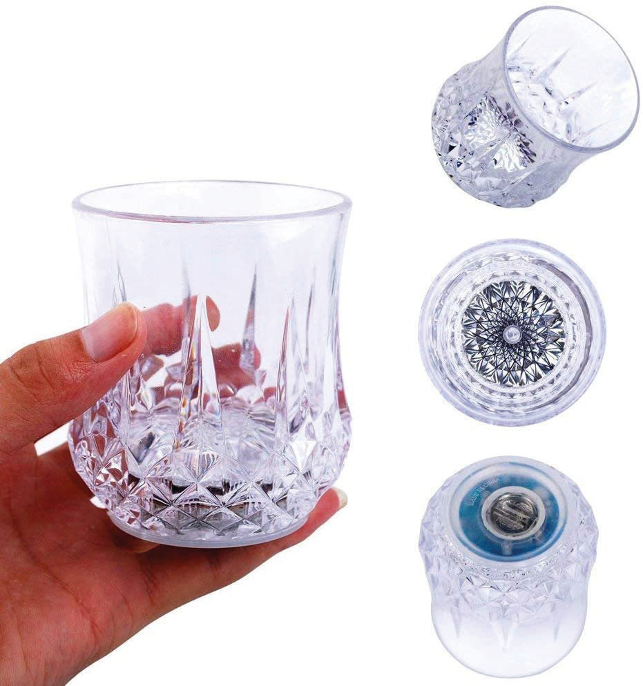 Transparenter LED-Becher mit Kristalloptik – gezeigt in der Hand und von unten, inklusive Batteriefach und Leuchteinheit.